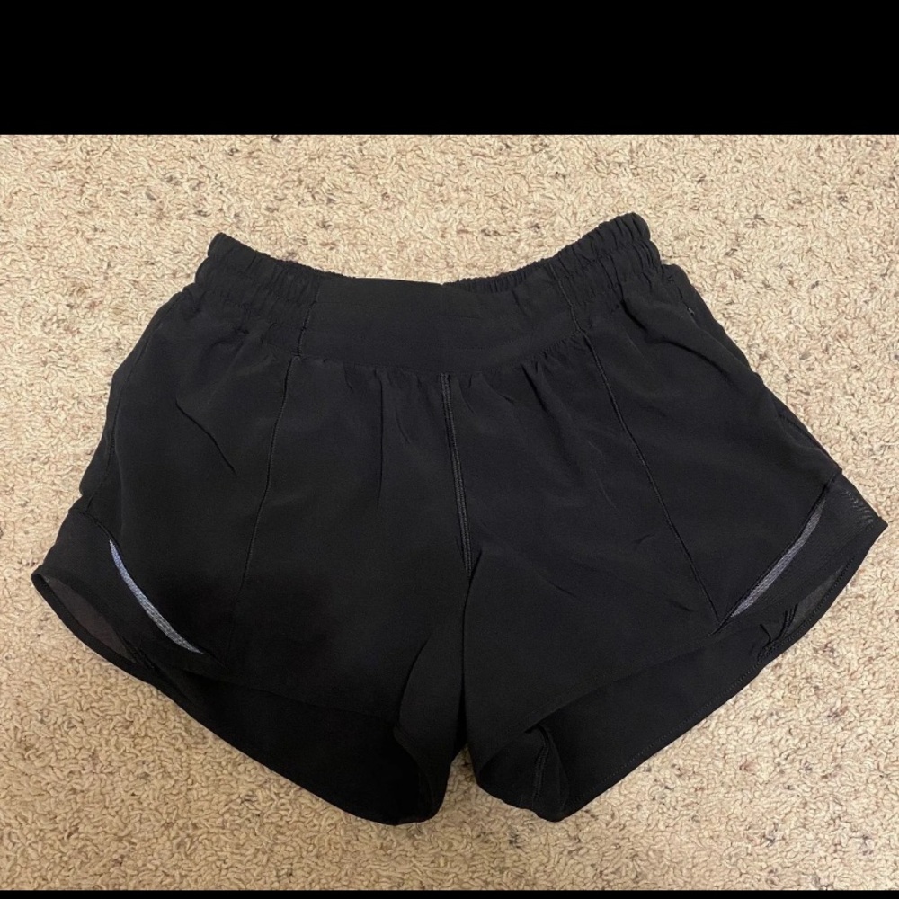 Lululemon hotty hot high rise 2.5 black shorts size 6